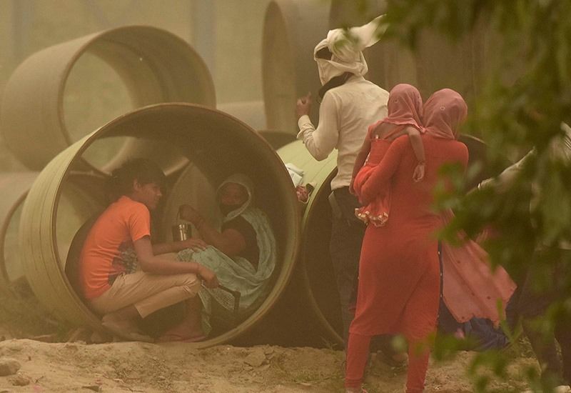 রাস্তায় পুলিশের বাধা এড়াতে অনেক অভিবাসী শ্রমিকই আবার রেললাইনকেই নিজেদের পায়ে চলা পথ হিসেবে ব্যবহার করেছেন। যাঁর মর্মান্তিক পরিণতিও সামনে এসেছে। মহারাষ্ট্রের ঔরঙ্গাবাদ ছাড়াও আরও দুই একটা দুর্ঘটনা ঘটেছে।