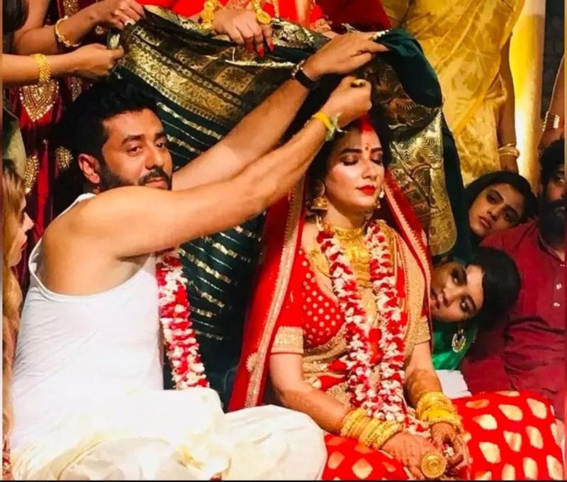সম্প্রতি বিবাহবার্ষিকী উপলক্ষে হাজার কাজের মাঝে স্মৃতিমেদুর রাজ। বিয়ের ছবি পোস্ট করে সঙ্গী হওয়ার জন্য শুভশ্রীকে ধন্যবাদ জানিয়েছেন।
