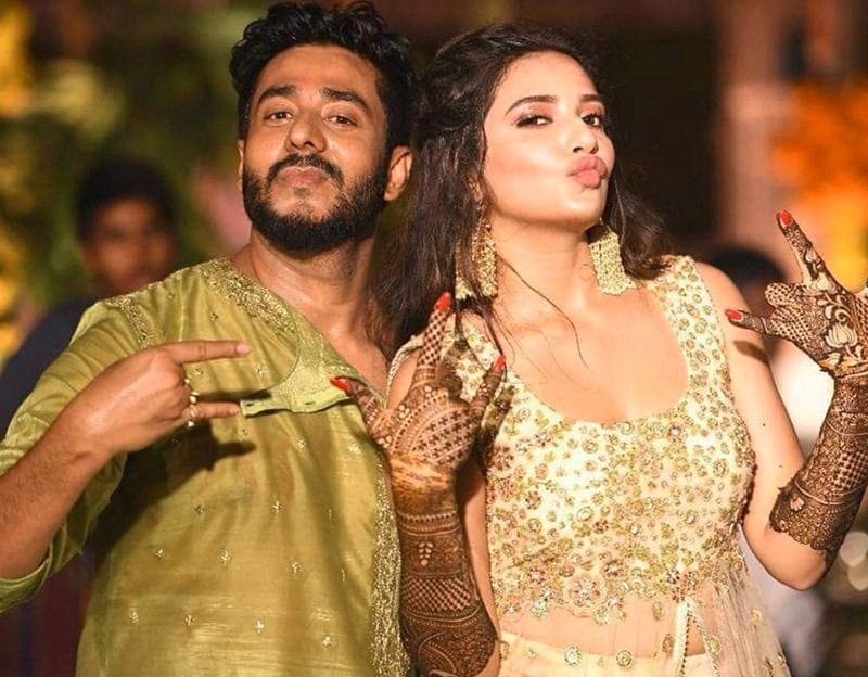 তাঁদের প্রেমের খবর কানাঘুষো এসেছিল ঠিকই তবে একেবারে চটজলদি বাগদান সেরে ফেলবেন টা অনুমান করেনি কেউই।