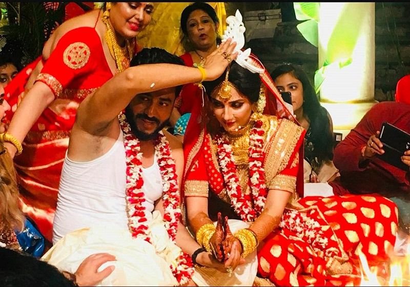 তাদের প্রথমদিকে খানিক অভিমান হয়েছিল দুই তারকার উপর। সেই খামতি পুরো করে দিয়েছিলেন রাজশ্রী। বাওয়ালি রাজবাড়িতে বিয়ের সমস্ত আচার অনুষ্ঠান সম্পন্ন হয়। সপ্তাহভর চলল সেলিব্রেশন।