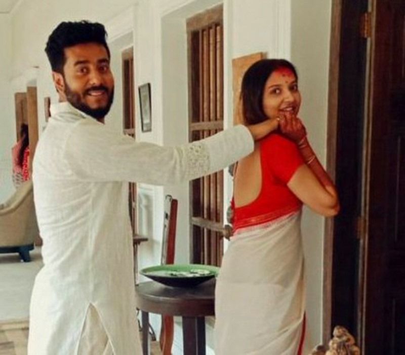 বিয়ের পুরো অ্যালবামই ধরা পড়েছিল সোশ্যাল মিডিয়ায়। ফিডে তখন একটাই খবর রাজ-শুভশ্রীর রাজকীয় বিয়ে।