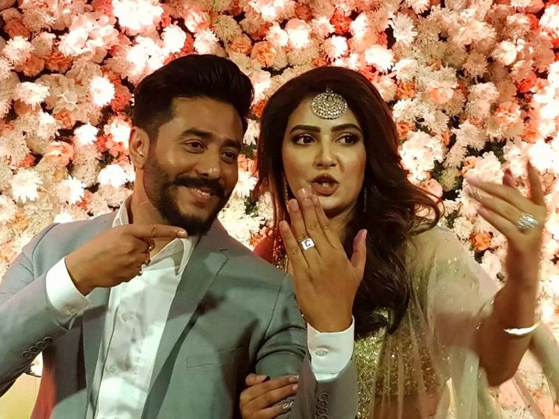 মার্চ মাসের শুরুর দিকে চুপিসারে বাগদান সেরেছিলেন সেলেব-দম্পতি রাজ চক্রবর্তী এবং শুভশ্রী গঙ্গোপাধ্যায়। হাতে বাগদানের আংটি পরে হঠাৎ সোশ্যাল মিডিয়ায় পোস্ট দুজনের। যা দেখে হতবাক গোটা নেটদুনিয়া।