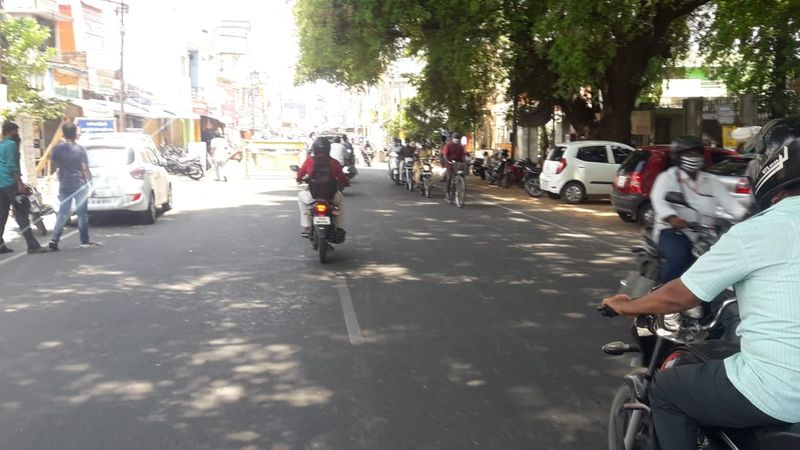 கொரோனா அச்சம் நடுவே... முகத்தில் மாஸ்க்கோடு வெளியே வந்த மக்கள்