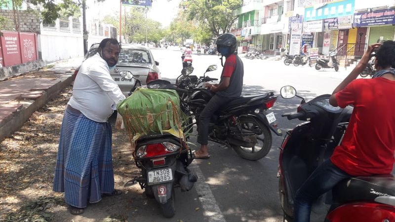 கொரோனா அச்சம் நடுவே... முகத்தில் மாஸ்க்கோடு வெளியே வந்த மக்கள்