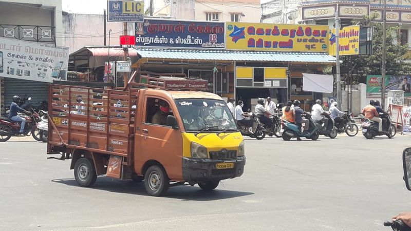 கொரோனா அச்சம் நடுவே... முகத்தில் மாஸ்க்கோடு வெளியே வந்த மக்கள்