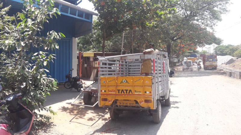 கொரோனா அச்சம் நடுவே... முகத்தில் மாஸ்க்கோடு வெளியே வந்த மக்கள்