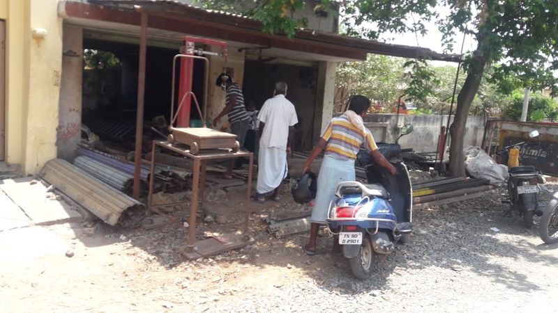 கொரோனா அச்சம் நடுவே... முகத்தில் மாஸ்க்கோடு வெளியே வந்த மக்கள்