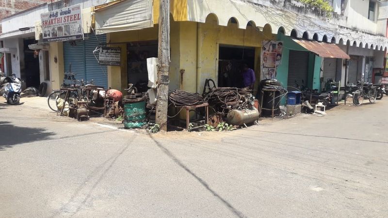 கொரோனா அச்சம் நடுவே... முகத்தில் மாஸ்க்கோடு வெளியே வந்த மக்கள்