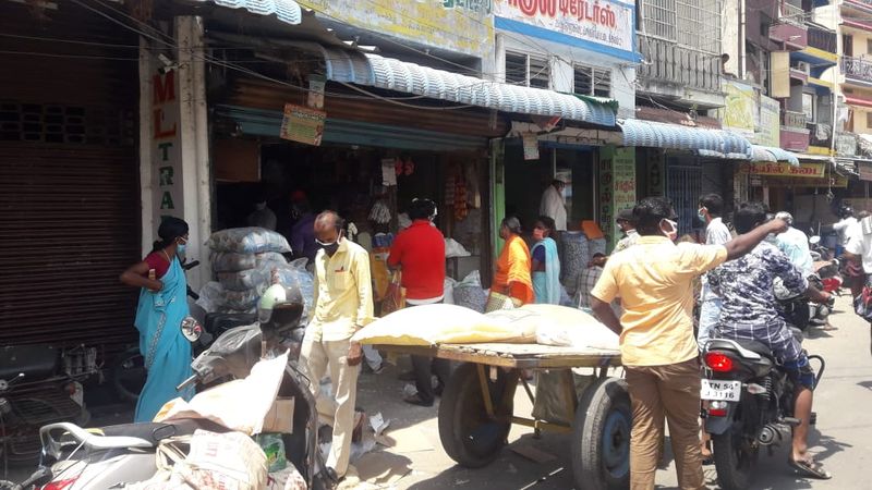 கொரோனா அச்சம் நடுவே... முகத்தில் மாஸ்க்கோடு வெளியே வந்த மக்கள்