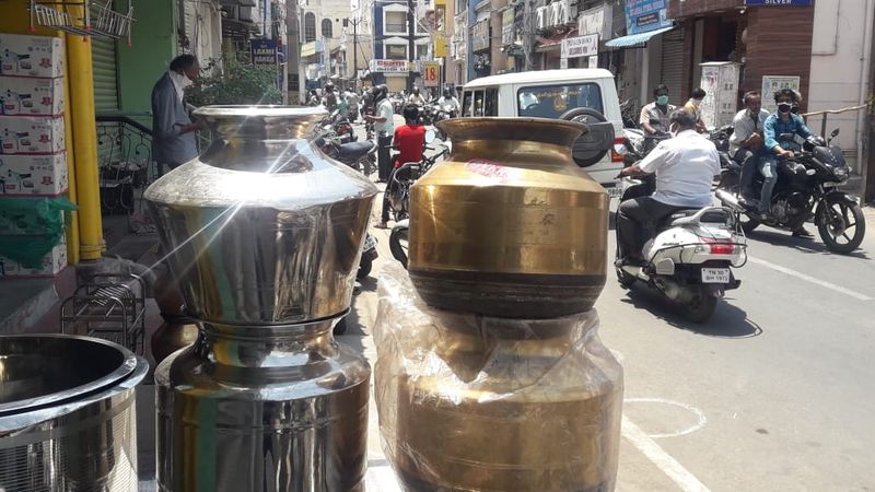 கொரோனா அச்சம் நடுவே... முகத்தில் மாஸ்க்கோடு வெளியே வந்த மக்கள்