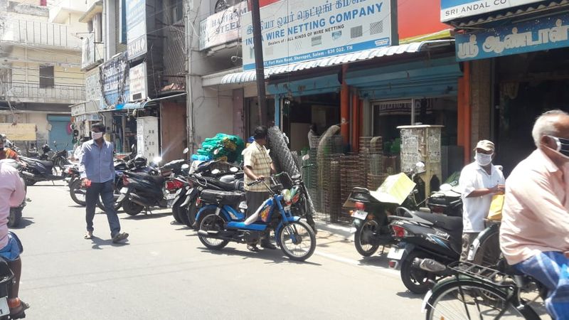 கொரோனா அச்சம் நடுவே... முகத்தில் மாஸ்க்கோடு வெளியே வந்த மக்கள்