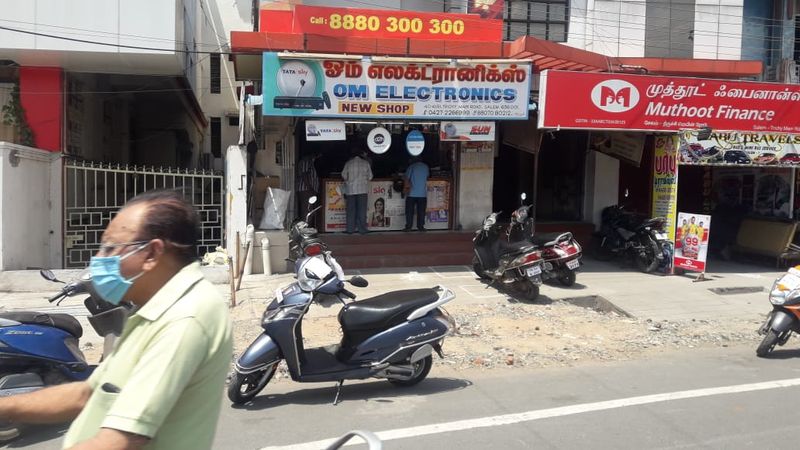 கொரோனா அச்சம் நடுவே... முகத்தில் மாஸ்க்கோடு வெளியே வந்த மக்கள்
