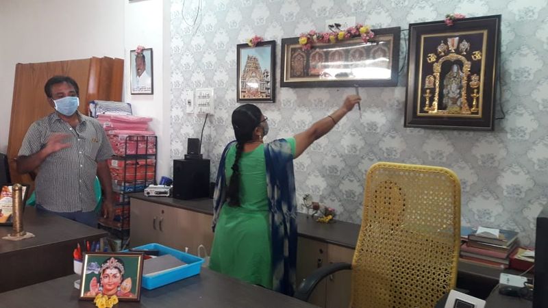கொரோனா அச்சம் நடுவே... முகத்தில் மாஸ்க்கோடு வெளியே வந்த மக்கள்