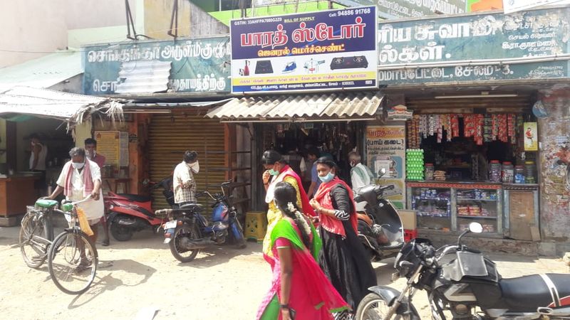 கொரோனா அச்சம் நடுவே... முகத்தில் மாஸ்க்கோடு வெளியே வந்த மக்கள்