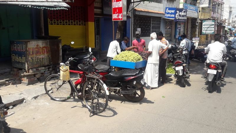 கொரோனா அச்சம் நடுவே... முகத்தில் மாஸ்க்கோடு வெளியே வந்த மக்கள்