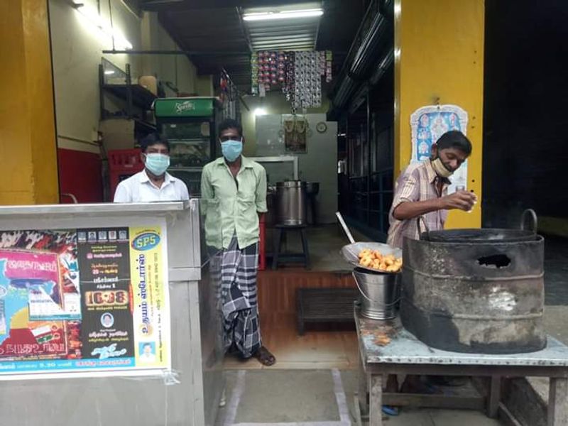 கொரோனா அச்சம் நடுவே... முகத்தில் மாஸ்க்கோடு வெளியே வந்த மக்கள்