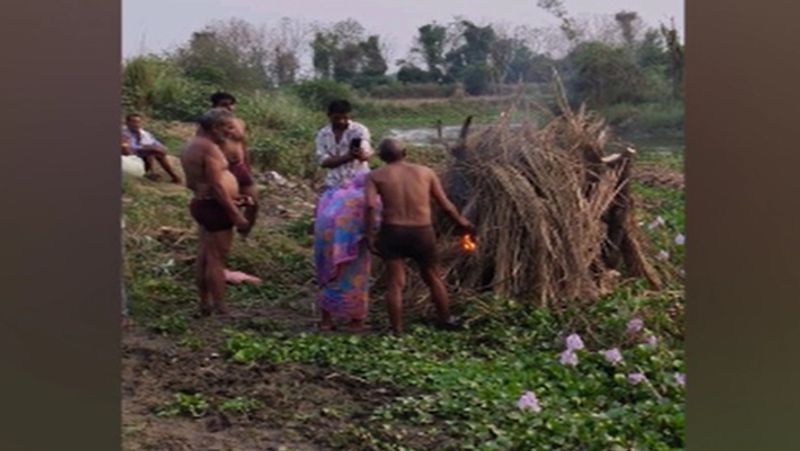 wife cremated her husband because son could not come home in lockdown kpl