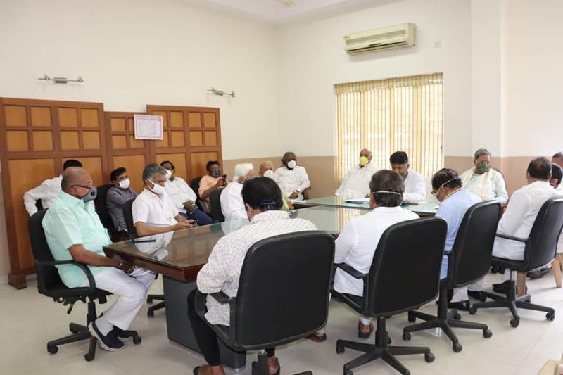 ಸೋಮವಾರ ಕೆಪಿಸಿಸಿ ಕಚೇರಿಯಲ್ಲಿ ಕಾಂಗ್ರೆಸ್ ಮುಖಂಡರ ಮಹತ್ವದ ಸಭೆ ನಡೆಸಿದ್ದು ಹಲವು ವಿಚಾರಗಳ ಕುರಿತಾಗಿ ಚರ್ಚೆ ನಡೆಸಲಾಯಿತು.