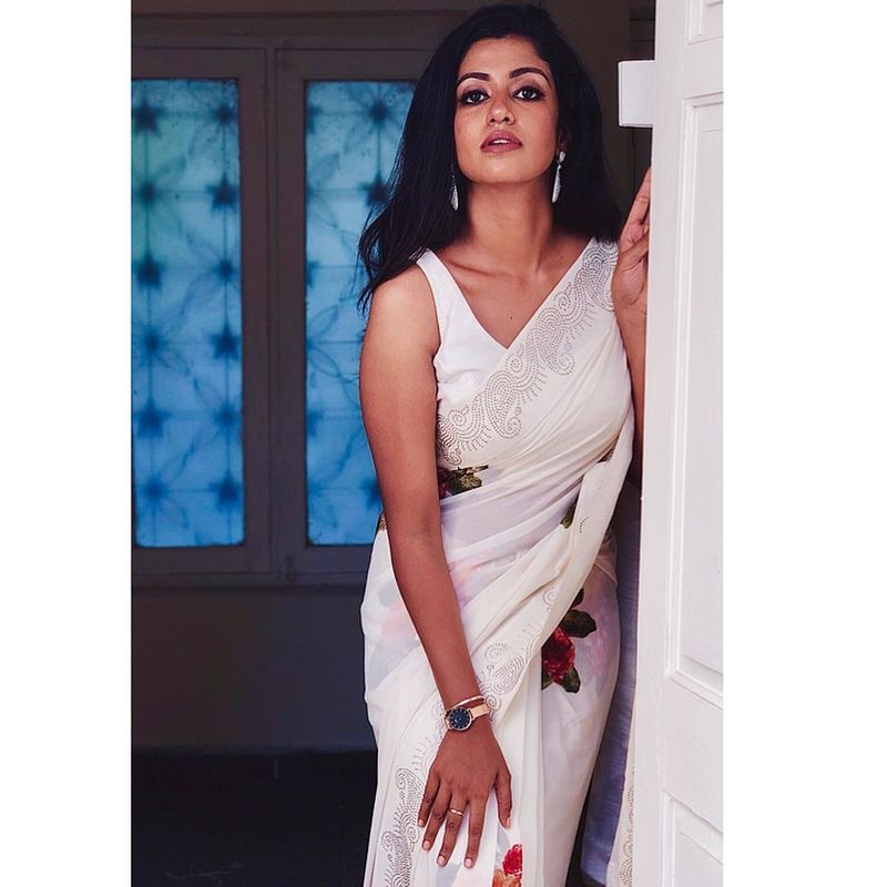 சமீபத்தில் கர்ப்பிணியான கண்ணம்மா வீட்டை விட்டு விரட்டப்பட்டு கையில் பையுடன் ரோடு ரோடாக சுற்றும் காட்சிகள் தொடர்ந்து ஒளிபரப்பப்பட்டது. இதனால் கடுப்பான ரசிகர்கள் மீம்ஸ் போட்டு கலைத்தனர். ஆனால் அந்த மீம்ஸ்கள் அனைத்தும் வேற லெவலுக்கு ட்ரெண்டாகி சீரியலையும் ரோஷினியையும் மேலும் பிரபலமடைய வைத்தது. 