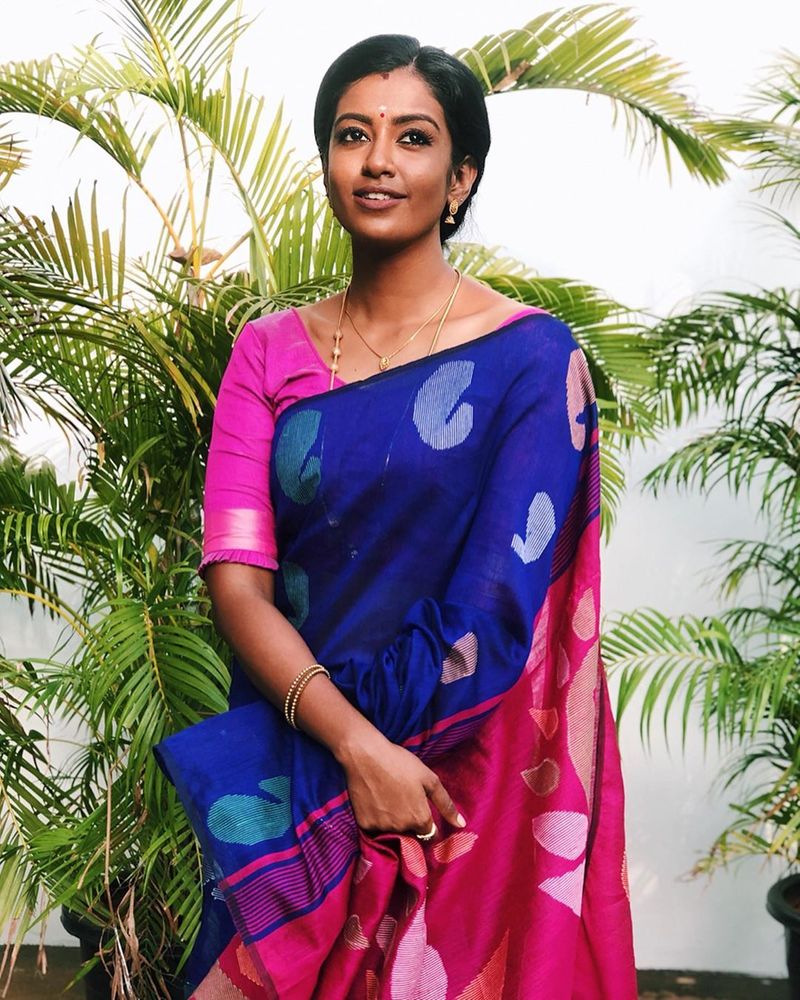 விஜய் தொலைக்காட்சியில் ஒளிபரப்பாகி வரும் பாரதி கண்ணம்மா சீரியலுக்கு எப்போதும் தனி ரசிகர்கள் பட்டாளம். பல கொரியன் தொடரை டப் செய்து வரும் தொலைக்காட்சிக்கு மத்தியில் “கிருஷ்ணகோலி’’ என்ற வங்காள சீரியலை தழுவி இந்த சீரியல் எடுக்கப்பட்டு வருகிறது.
