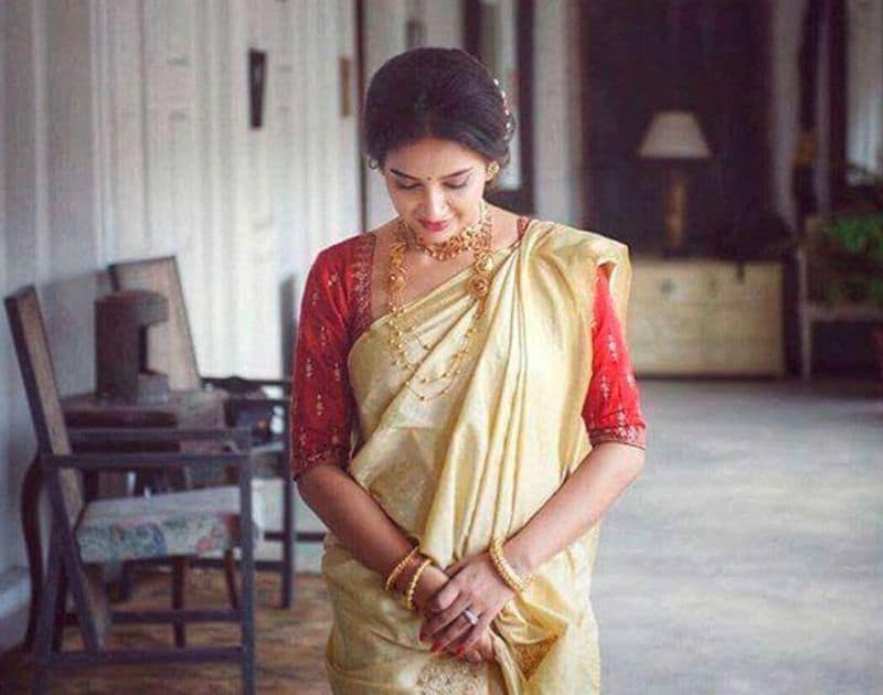 এছাড়া শুভশ্রীর যে লুকটি সকলের খুব পছন্দ হয়েছে তা হল ঘিয়ে রঙের শাড়ি এবং লাল ব্লাউজ।