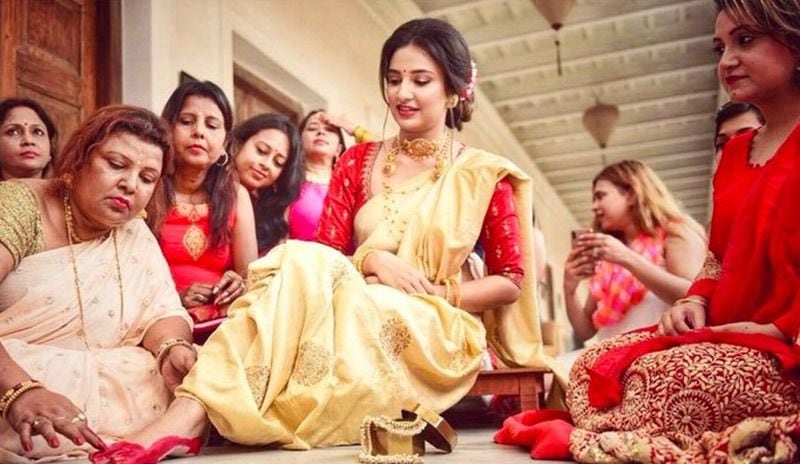 গয়নার দিক থেকে বেছে নিয়েছেন পুরনো দিনের বাঙালির ট্রাডিশনাল গয়না।