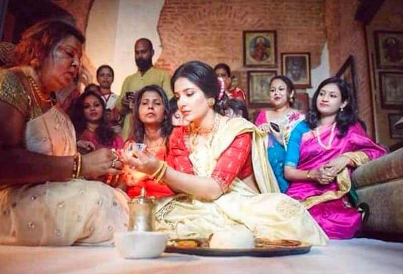 এখন যাকে আমরা চোকার বলি তেমনই একটি হারের সঙ্গে লম্বা ছাতি অবধি একটি সরু হার পরেছিলেন।
