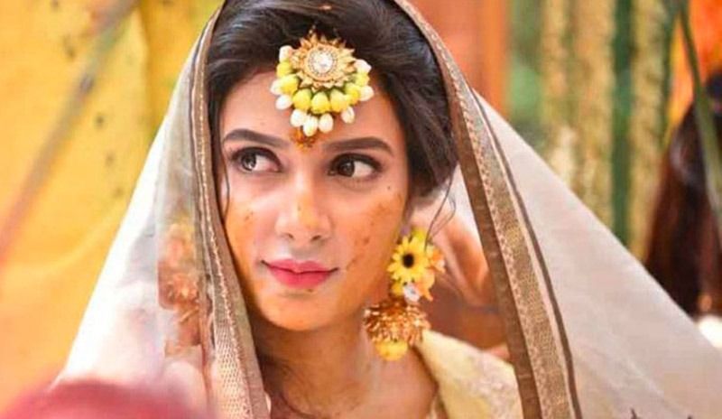 তার সঙ্গে সুন্দর করে তৈরি ফুলের গয়না। সাদা এবং হলুদ লেহেঙ্গার সঙ্গে ফুলের গয়না বেশ মানানাসই।