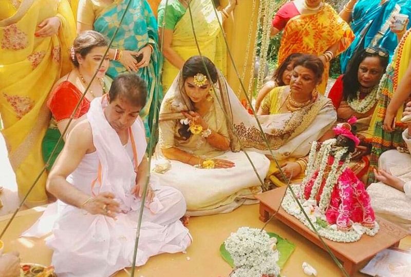 গায়ে হলুদে হলুদ রঙের লেহেঙ্গা। যা গরমের সময় সহজেই বেছে নিচে পারেন যেকোনও কনে।