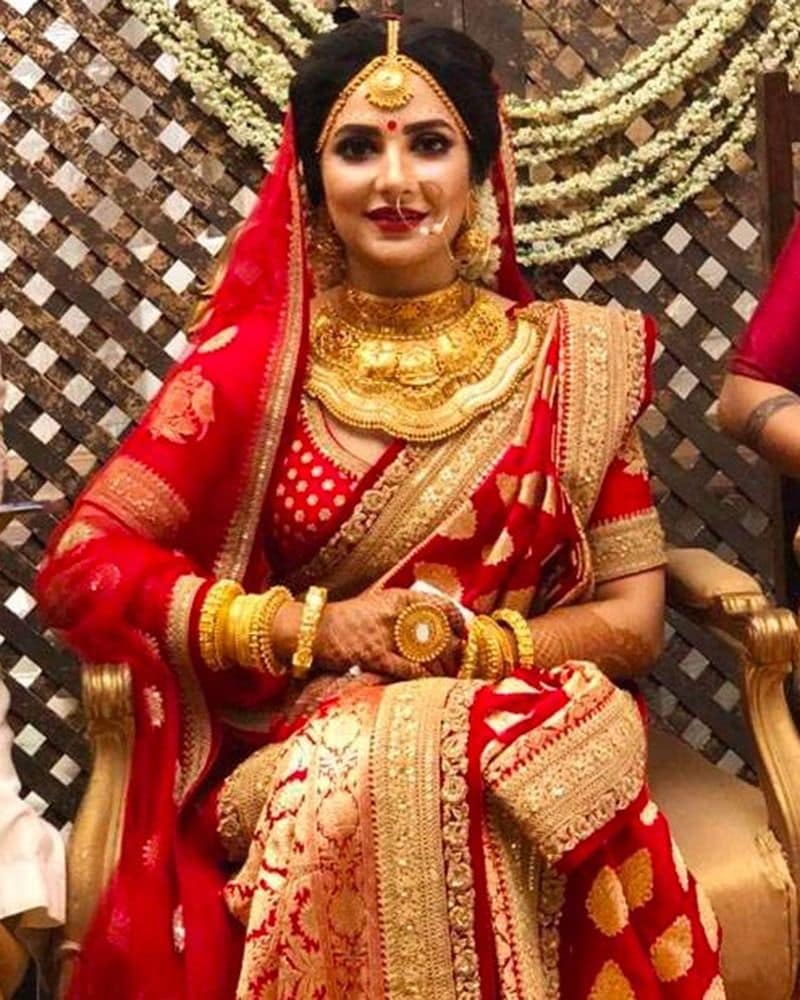 বিয়ের দিনের সাজ অবশ্য একেবারে অন্যরকম। লাল টুকটুকে বেনারসি শাড়ি, ভারী গয়না, মেকআপ মানানসই।