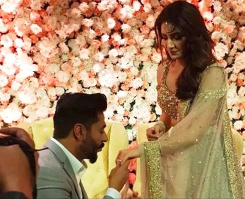 প্রথমেই আসা যাক বাগদান পর্বে। তিনি বাগদানে সম্পূর্ণ গ্লিটার বেছে নিয়েছিলেন। কোল্ড শোল্ডারের চলি দিয়ে গ্লিটারি লেহেঙ্গা আজও চোখে লেগে আছে মহিলা ভক্তদের।
