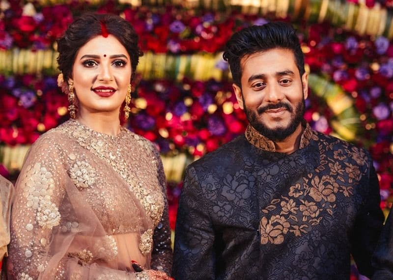 তারপর বৌভাতের লুকেও রয়েছে ভিন্নতার ছোঁয়া। ফুল স্লিভ চোলির সঙ্গে হালকা বাদামি রঙের লেহেঙ্গা, সঙ্গে শুধু একজোরা ভারী দুল।