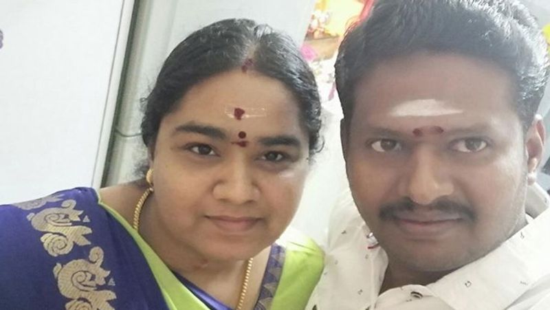 ನನ್ನ ಪತಿ ಯಾವತ್ತಿನಂತೆ ಉಪಾಹಾರ ಸೇವಿಸಿ ಆಫೀಸ್ಗೆ ತೆರಳಿದ್ದರು. ಆದರೆ ಬೆಳಗ್ಗೆ ಸುಮಾರು 10 ಗಂಟೆಗೆ ಕೆಲವರು ನನ್ನ ಗಂಡ ಆಸ್ಪತ್ರೆಯಲ್ಲಿದ್ದಾರೆಂದು ತಿಳಿಸಿದರು. ನಾನು ಆಸ್ಪತ್ರೆಗೆ ತೆರಳಿದರೂ ನನಗೆ ಒಳಗೆ ಹೋಗುವ ಅವಕಾಶ ಸಿಗಲಿಲ್ಲ. ಸಂಜೆಯಾಗುತ್ತಿದ್ದಂತೆ ಅವರು ಮೃತಪಟ್ಟಿದ್ದಾರೆಂದು ಹೇಳಿದರು ಎಂದಿದ್ದಾರೆ.
