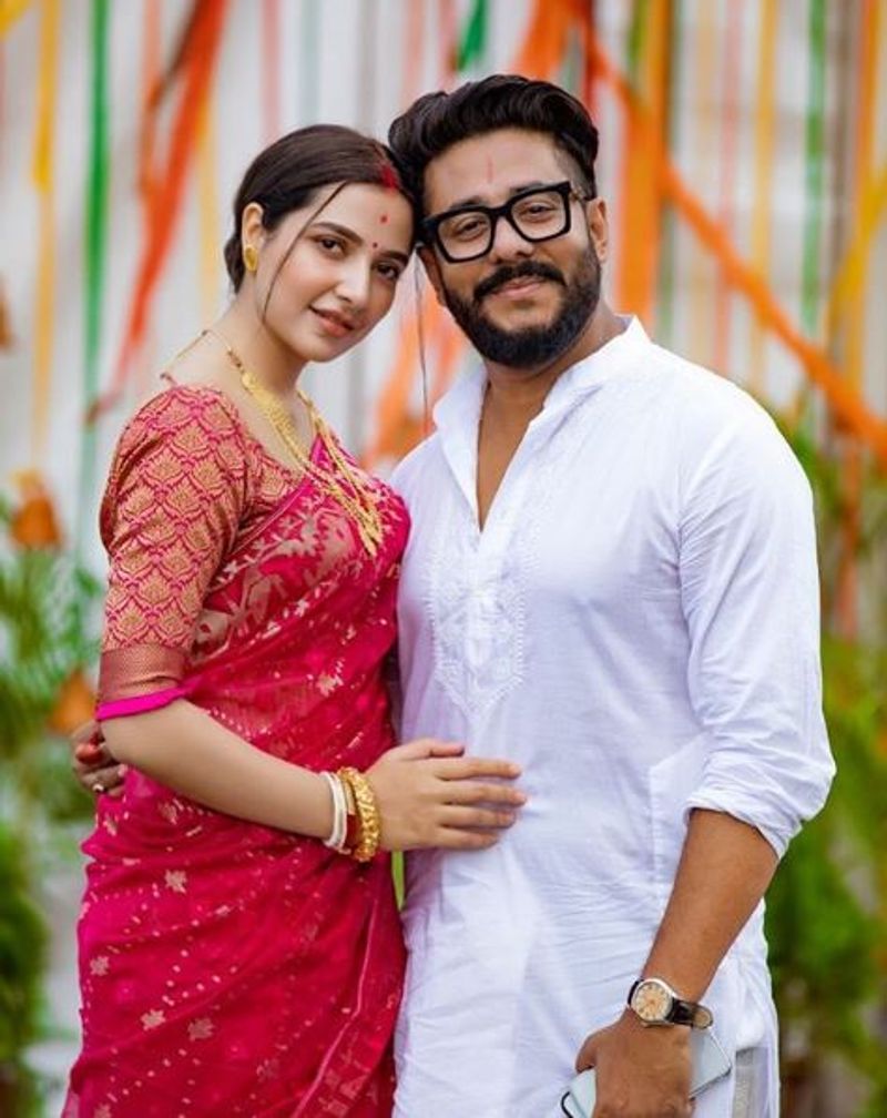রাজ-শুভশ্রীর বিবাহবার্ষিকীতে শুভেচ্ছায় ভরে গিয়েছে সোশ্যাল মিডিয়া। কাছের বন্ধু থেকে শুভাকাঙ্খীরা ভালবাসায় ভরিয়ে দিয়েছেন।
