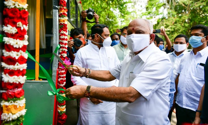 ಸಂಚಾರಿ ಫೀವರ್ ಕ್ಲಿನಿಕ್ಗೆ ಚಾಲನೆ ನೀಡಿದ ನಂತರ ಮಾತನಾಡಿದ ಅವರು, ಮೊಬೈಲ್ ಫೀವರ್ ಕ್ಲಿನಿಕ್ ಅನ್ನು ನಾಲ್ಕು ವಿಭಾಗಗಳಲ್ಲಿ ತೆರೆಯಲಾಗಿದೆ ಎಂದರು