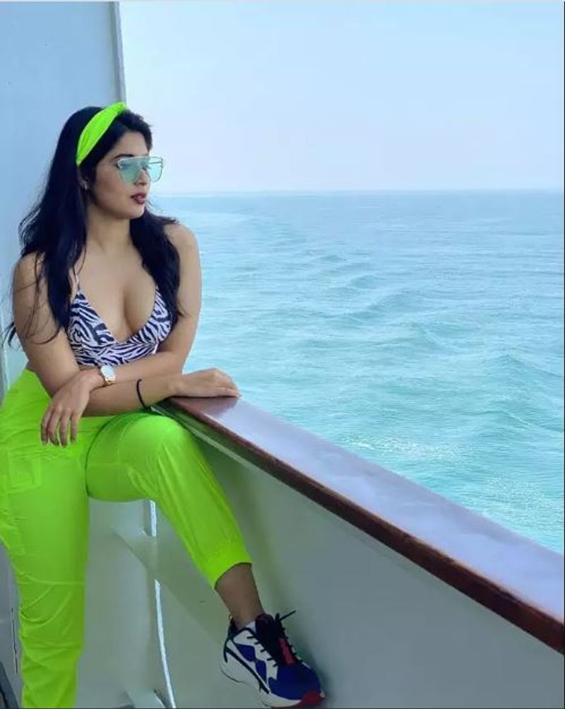ಬಿಕಿನಿ ಹಾಕಿ ಪೋಸ್ ನೀಡುವುದರಲ್ಲಿಯೂ ಎತ್ತಿದ ಕೈ 