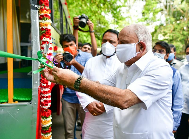 ಕೊರೋನಾ ಹೆಚ್ಚಾಗುತ್ತಿರುವುದರಿಂದ ಮುಖ್ಯಮಂತ್ರಿ ಬಿ.ಎಸ್. ಯಡಿಯೂರಪ್ಪ ಅವರು ಕೋವಿಡ್ - 19 ಸಂಚಾರಿ ಫೀವರ್ ಕ್ಲಿನಿಕ್ಗೆ ಚಾಲನೆ ನೀಡಿದರು.