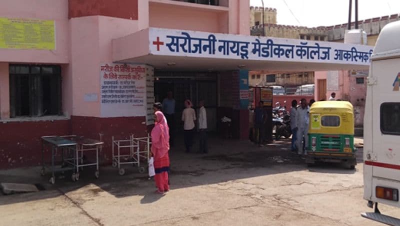 मासूम कोरोना पाजिटिव की मां जैनब ने बताया कि परिवार में चाचा को कोरोना हुआ, इसके चलते जांच कराई। हम सभी निगेटिव थे पर बेटे की रिपोर्ट पॉजीटिव आई। हम सभी घबरा गए थे जैनब ने बताया, साद के संक्रमित होने की जानकारी पर दिल बैठ गया। हर वक्त उसे सीने से लगाए रहती। डॉक्टर-नर्स उसका हालचाल जानने के लिए आते। डॉक्टरों द्वारा दिए निर्देशों के अनुसार सावधानी से स्तनपान कराती।
