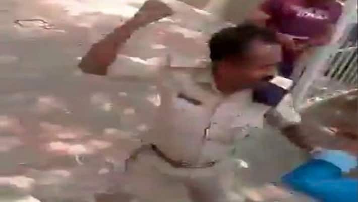 bengaluru asi suspended for Assult on UP migrant- Workers bengaluru asi suspended for Assult on UP migrant- Workers