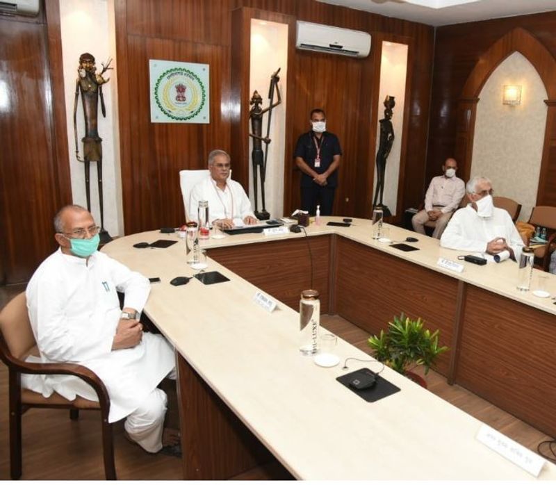 ദുരിതാശ്വാസപാക്കേജ് തുടങ്ങാൻ പ്രത്യേക ഫണ്ട് ആവശ്യപ്പെട്ട ഛത്തീസ്ഗഢ് മുഖ്യമന്ത്രി ഭൂപേഷ് ബാഗൽ വിവിധ സംസ്ഥാനങ്ങളിൽ നിന്ന് തിരികെ എത്തിയ കുടിയേറ്റത്തൊഴിലാളികളെ ക്വാറന്റൈൻ ചെയ്തതായി വ്യക്തമാക്കി.