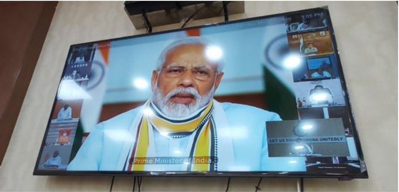 സാമ്പത്തികരംഗം നിശ്ചലമാക്കരുതെന്ന് തന്നെയാണ് സംസ്ഥാനങ്ങളോട് കേന്ദ്രസർക്കാർ നൽകുന്ന നിർദേശം. കുടിയേറ്റത്തൊഴിലാളികളെ സഹായിക്കാനായി ഒരു സാമ്പത്തിക പാക്കേജ്, ചെറുകിട, ഇടത്തരം വ്യവസായസംരംഭങ്ങൾക്ക് കൈത്താങ്ങ്, വിപണിയിൽ ചലനമുണ്ടാക്കൽ എന്നിവയാകും സർക്കാരിന് മുന്നിലുള്ള വെല്ലുവിളികൾ. 