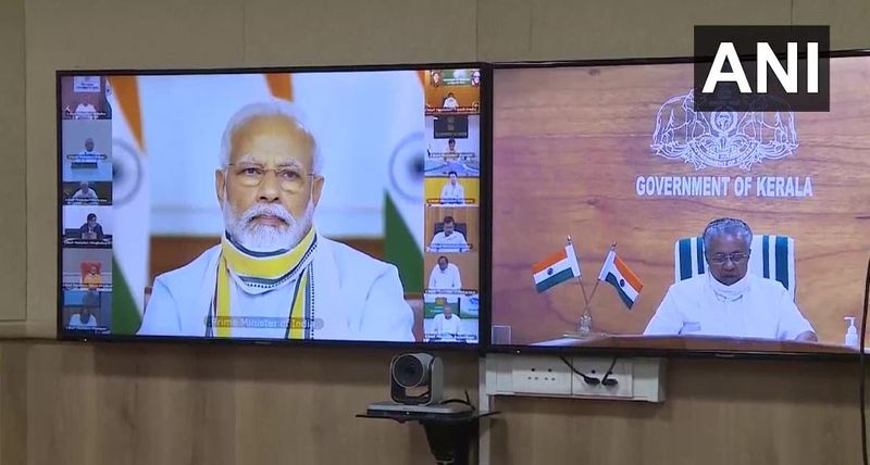 സംസ്ഥാനങ്ങള് വ്യത്യസ്ത നിലയിലുള്ള വെല്ലുവിളികളാണ് നേരിടുന്നത്. അതിനാല് ലോക്ക്ഡൗണുമായി ബന്ധപ്പെട്ട മാര്ഗനിര്ദേശങ്ങളില് ന്യായമായ മാറ്റം വരുത്താനുള്ള സ്വാതന്ത്ര്യം സംസ്ഥാനങ്ങള്ക്ക് നല്കണം എന്ന് മുഖ്യമന്ത്രി പിണറായി വിജയൻ യോഗത്തിൽ പറഞ്ഞു. നിയന്ത്രണങ്ങളോടെ റെഡ് സോണുകൾ അല്ലാത്തയിടത്ത് പൊതുഗതാഗതവും മെട്രോ സേവനങ്ങൾ തുടങ്ങാൻ അനുമതി വേണമെന്നും മുഖ്യമന്ത്രി ആവശ്യപ്പെട്ടു.
