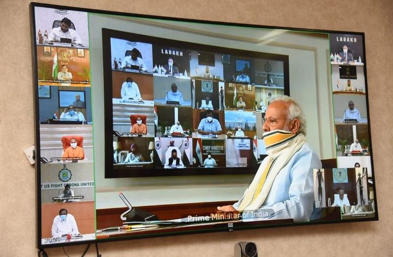കുടിയേറ്റത്തൊഴിലാളികൾ അനുഭവിക്കുന്ന ബുദ്ധിമുട്ട് മനസ്സിലാക്കുന്നുവെന്ന് യോഗത്തിന്റെ തുടക്കത്തിൽ പറഞ്ഞ പ്രധാനമന്ത്രി നരേന്ദ്രമോദി, കൊവിഡ് ഗ്രാമങ്ങളിലേക്ക് പടരാൻ അനുവദിക്കരുതെന്ന് പറഞ്ഞു. ലോക്ക്ഡൗണിൽ ചില മാറ്റങ്ങൾ വേണ്ടി വരുമെന്ന് സൂചന നൽകുന്നതിലൂടെ ഇളവുകളുണ്ടാകുമെന്ന സൂചന തന്നെയാണ് അദ്ദേഹം നൽകിയത്.