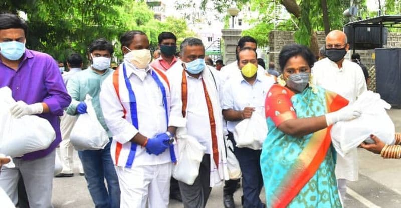 ராஜ்பவன் பணியாளர்களுக்கு ஊட்டச்சத்து மிக்க உணவுப்பொருள்களை கொடுத்த டாக்டர்.தமிழிசை சௌந்தரராஜன் ! 
