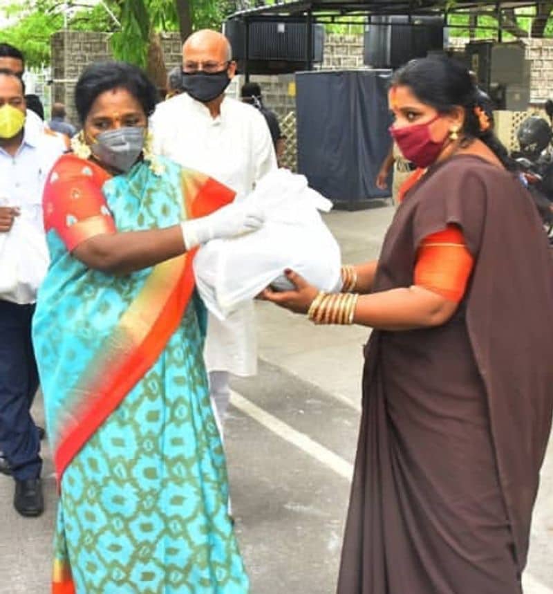 ராஜ்பவன் பணியாளர்களுக்கு ஊட்டச்சத்து மிக்க உணவுப்பொருள்களை கொடுத்த டாக்டர்.தமிழிசை சௌந்தரராஜன் ! 