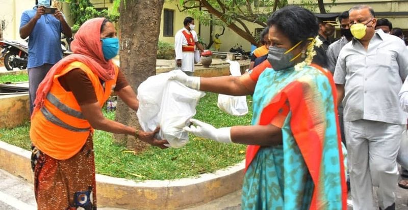 ராஜ்பவன் பணியாளர்களுக்கு ஊட்டச்சத்து மிக்க உணவுப்பொருள்களை கொடுத்த டாக்டர்.தமிழிசை சௌந்தரராஜன் ! 