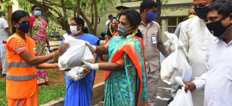 ராஜ்பவன் பணியாளர்களுக்கு ஊட்டச்சத்து மிக்க உணவுப்பொருள்களை கொடுத்த டாக்டர்.தமிழிசை சௌந்தரராஜன் ! 