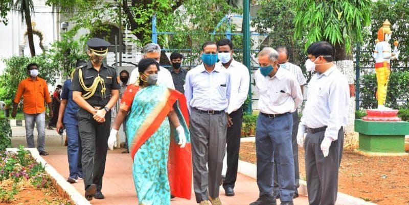 ராஜ்பவன் பணியாளர்களுக்கு ஊட்டச்சத்து மிக்க உணவுப்பொருள்களை கொடுத்த டாக்டர்.தமிழிசை சௌந்தரராஜன் ! 