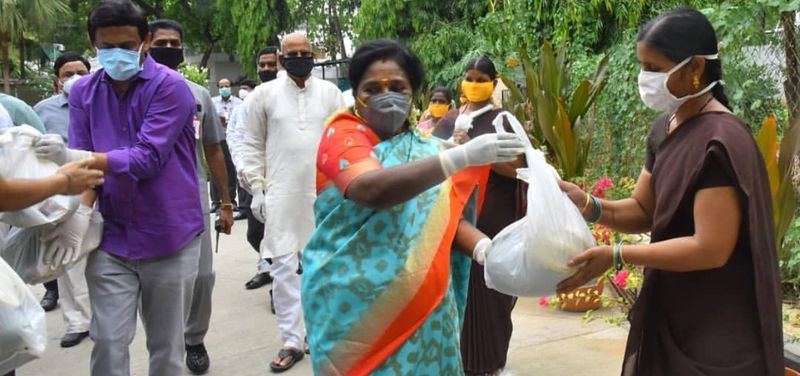 ராஜ்பவன் பணியாளர்களுக்கு ஊட்டச்சத்து மிக்க உணவுப்பொருள்களை கொடுத்த டாக்டர்.தமிழிசை சௌந்தரராஜன் ! 