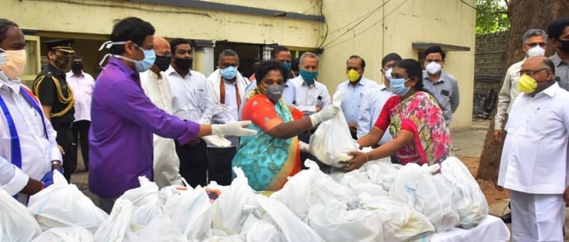 ராஜ்பவன் பணியாளர்களுக்கு ஊட்டச்சத்து மிக்க உணவுப்பொருள்களை கொடுத்த டாக்டர்.தமிழிசை சௌந்தரராஜன் ! 